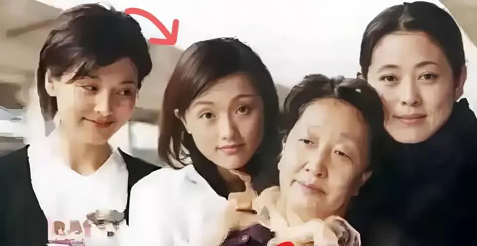 我猜，朱媛媛的婆婆说，确诊那天她攥着化验单在阳台择了一下午韭菜，梗子掐得