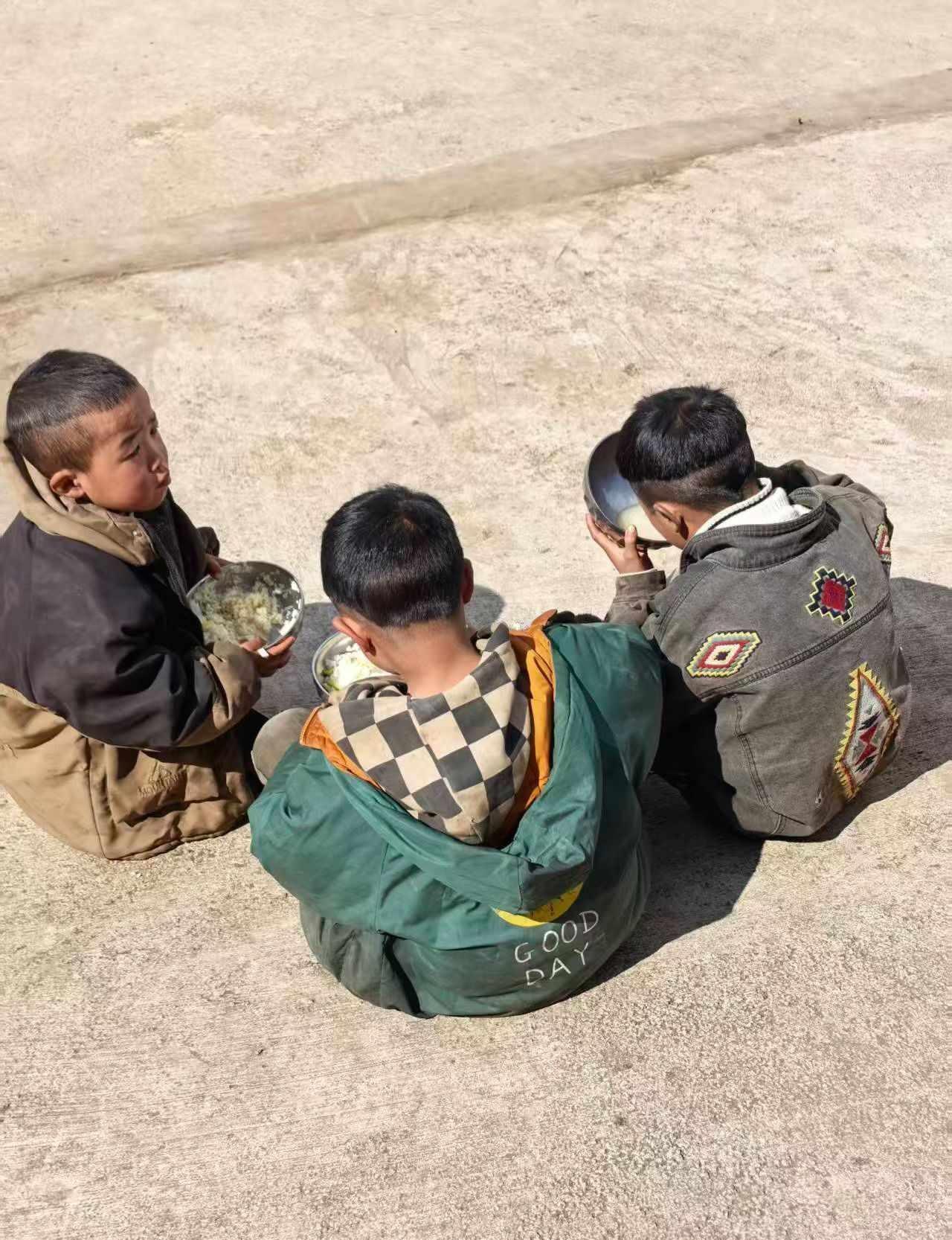 你不会相信现在依然有孩子吃不饱饭⭐前四张是助学老师在凉山村里建的图书馆假期收