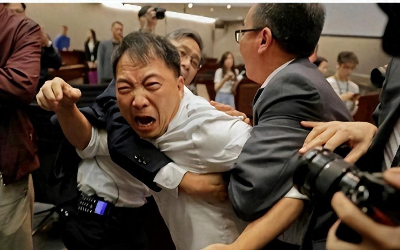 乱港头目出狱后，立马润英找主人领赏，结果被打成黑户无情抛弃。 我一直觉得，这