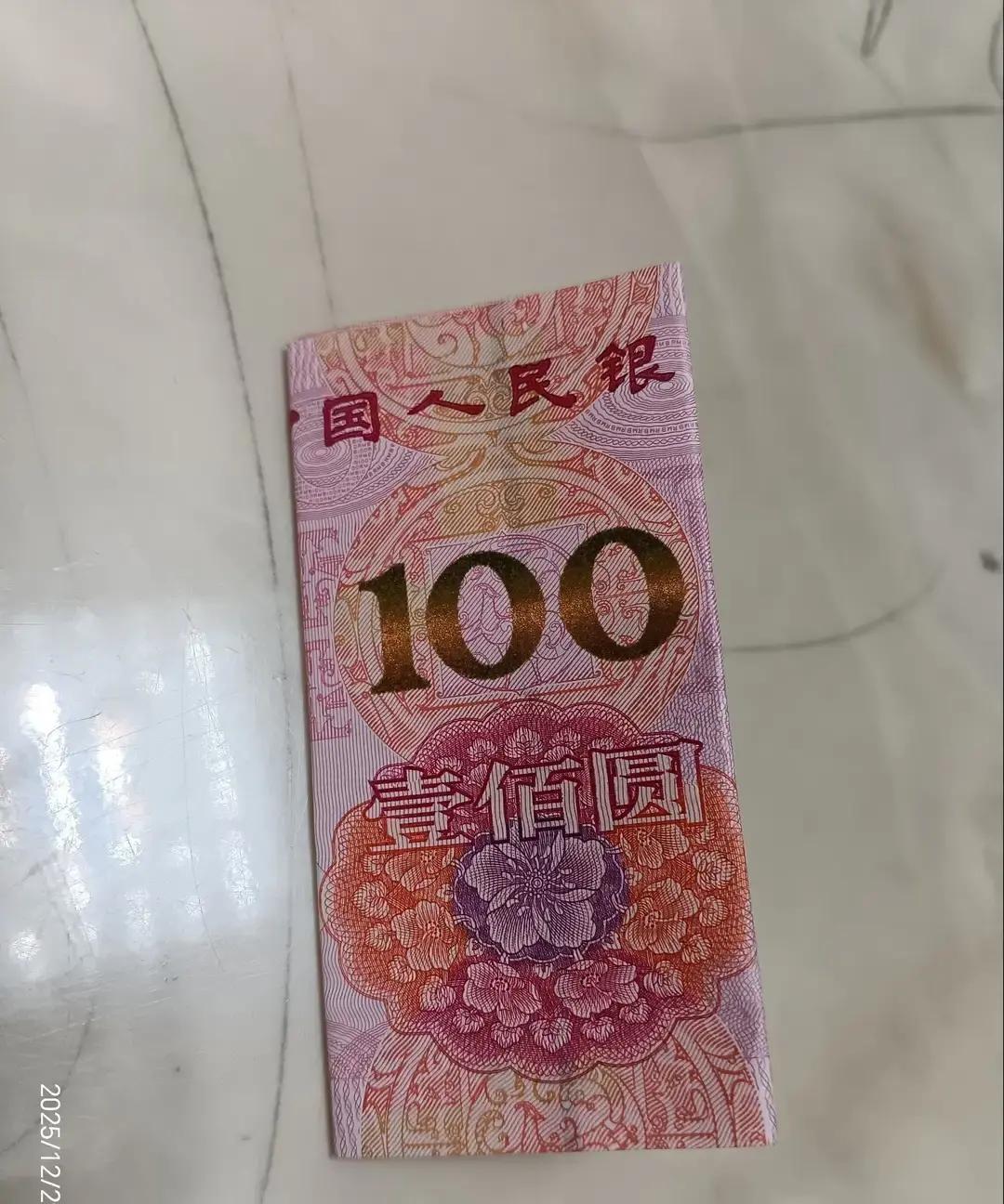 两口子因为一万块吵上热搜。丈夫发现钱进了丈母娘卡，当场炸毛。妻子说只给了三五