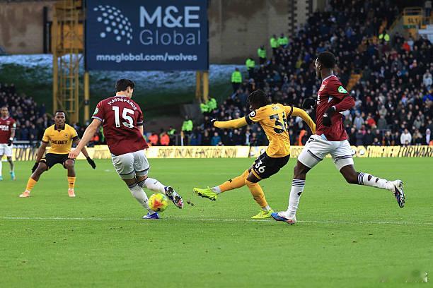 狼队降级英超第33轮最后一场结束后，狼队确认降级。最后“确定”这个事儿的是西汉