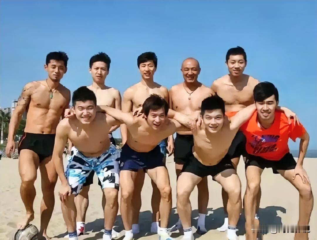 仔细看，国乒肌肉男沙滩合影。个个都是顶呱呱的国乒名将。有张继科，方博，马龙，肖战