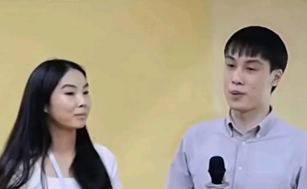网友真是无所不能，竟然找出杜建英和她儿女的照片了！这也不像宗老啊！仨孩子都是亚裔