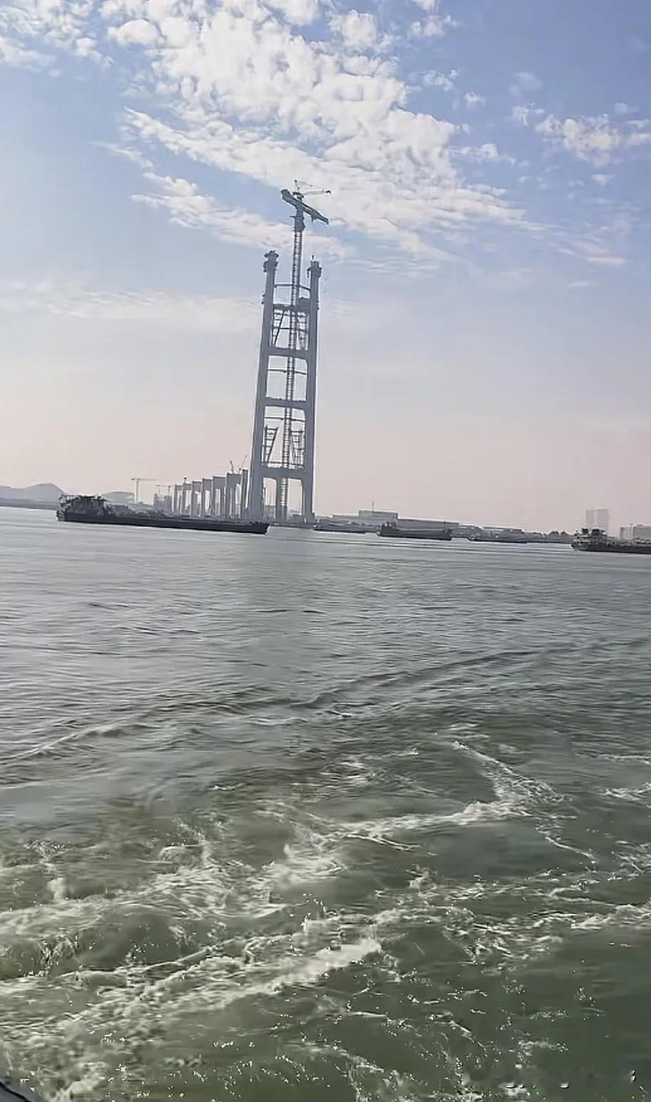 珠江口南沙大桥下游几公里处，又一座过江通道——狮子洋通道正常紧张施工当中。珠江口