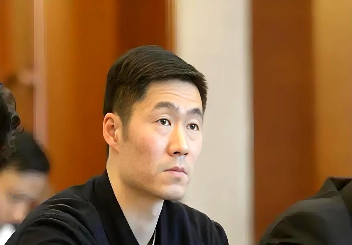 王皓被“下放”体校，是卸磨杀驴，更是甩锅游戏。巴黎男团金牌刚挂脖子，舆论就嫌
