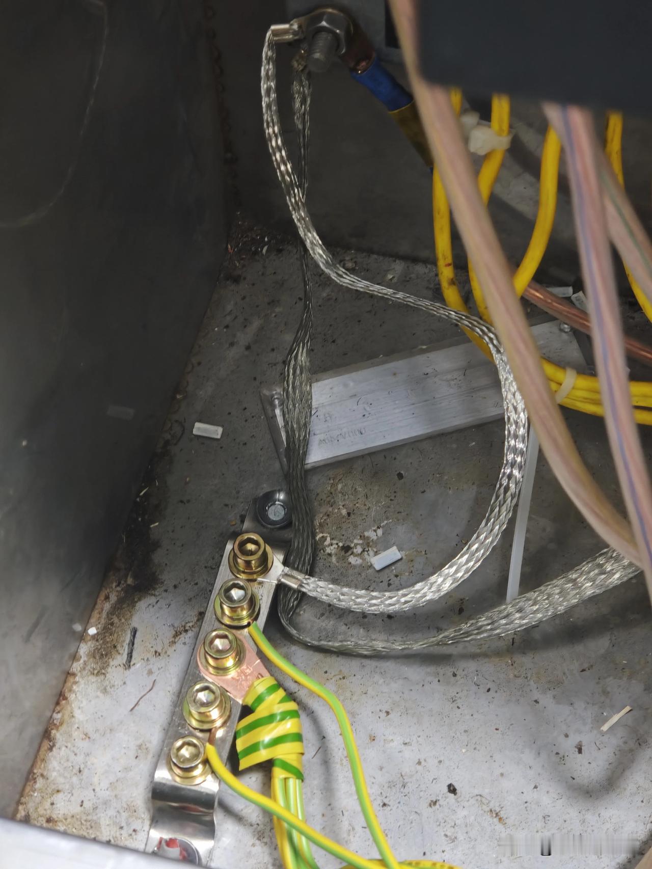 昨天把改造后的照片发给同事，应公司要求，改造项目必须要拍照的。车间工人都说，