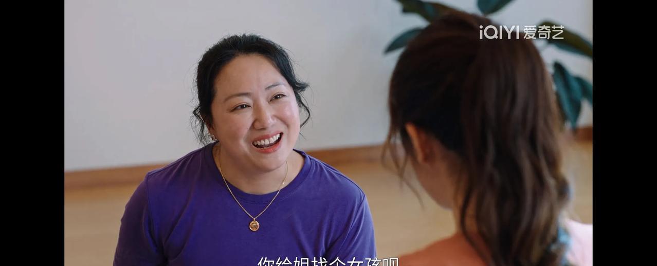 《利剑玫瑰》曼姐人傻钱多，想花钱弄个女孩当女儿。甑妮为了活命，瞒着刘纲找“瘸哥”