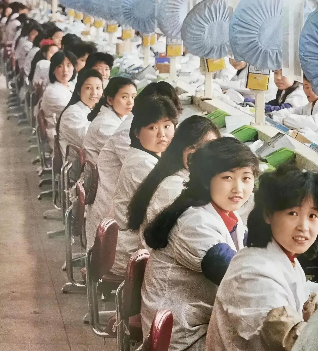 上世纪80年代深圳一家工厂生产线上的年轻女工，30多年的时间过去了，她们由满头