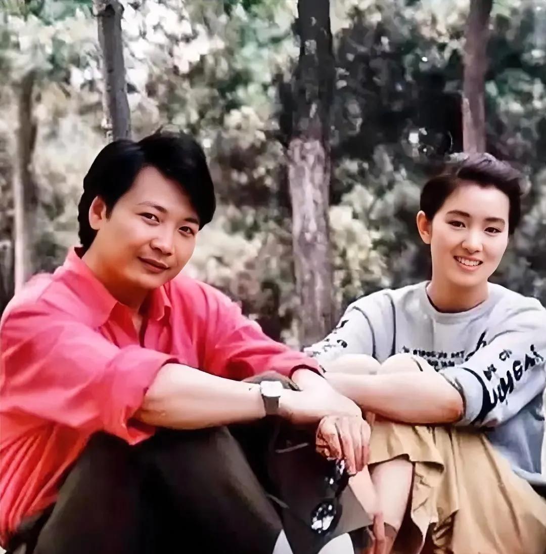 有缘无分1982年，巩俐在印刷厂当工人时和她的初恋男友尹大为，留下的美好瞬间。