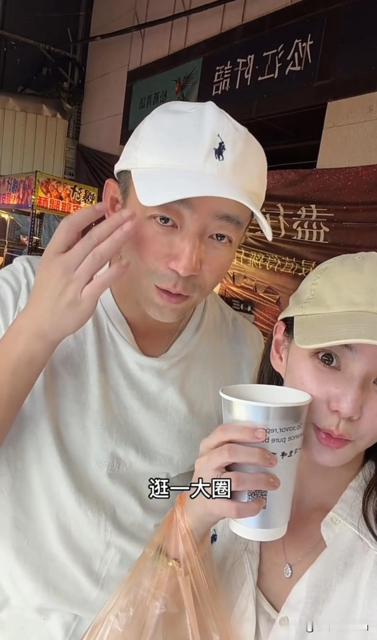 马筱梅和霖霖关系很不错呀，出门逛街是手牵手的，从背影看，像姐弟俩呢。汪小菲马筱