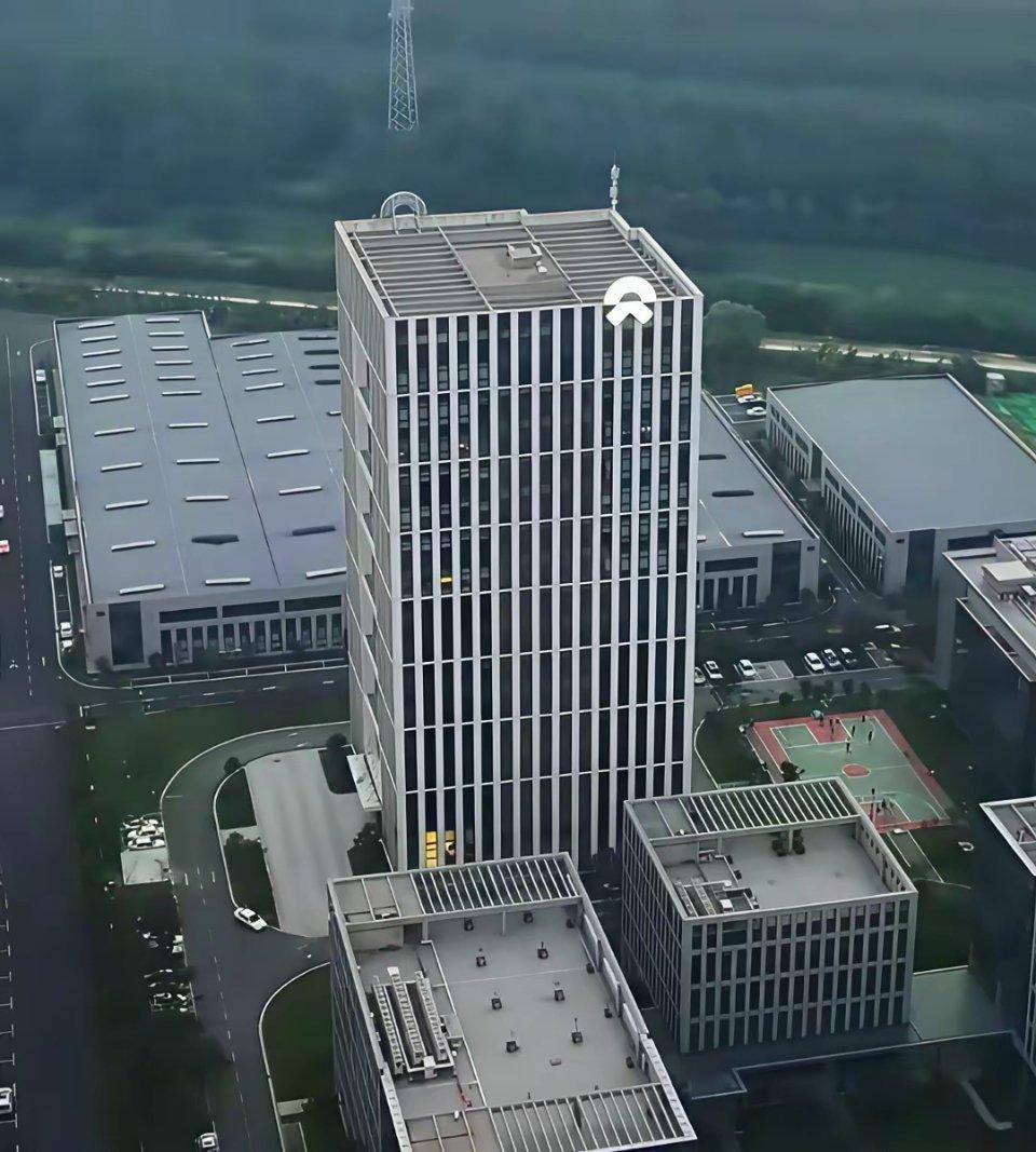 合肥为什么要扶持蔚来？蔚来汽车正在大卖的es9显示屏均由京东方独家定制。蔚来汽车