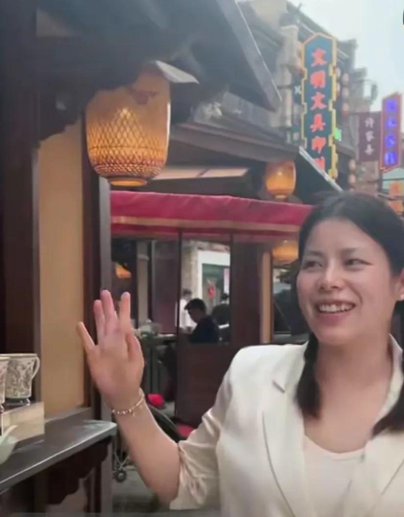 这下又把小熊气的够呛！自己是土生土长的景德镇人，还被婆婆奉为标杆，卖景德镇的陶