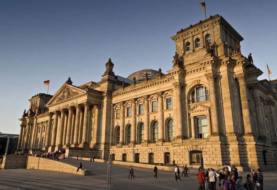 有人说当年德国也签了类似协议,为啥没掉坑里?因为德国没像日本那样被美国牵着鼻子走