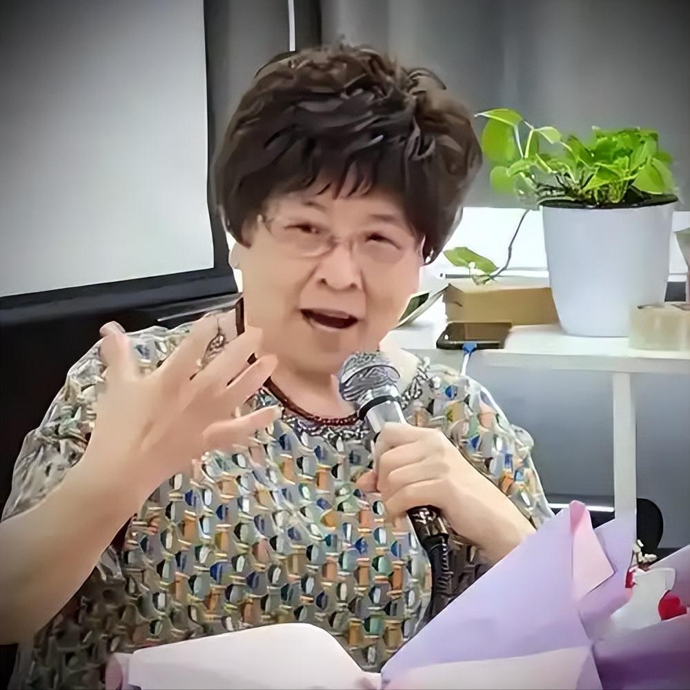 她曾是上海著名主持，如今自爆仨月没洗澡，住进月租1.2万养老院。   