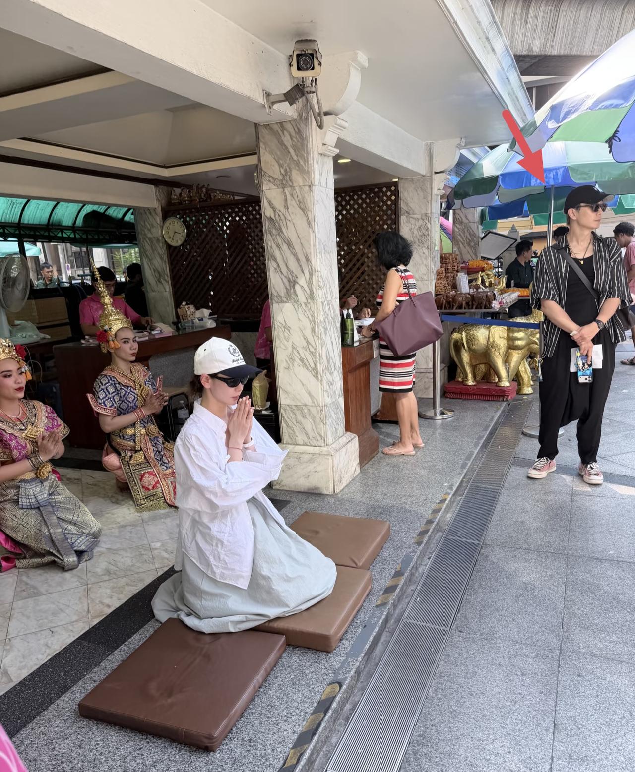 3月24日，戚薇和李承铉现身泰国跪拜四面佛，夫妻俩在中午大热天排队，跪着双手合十