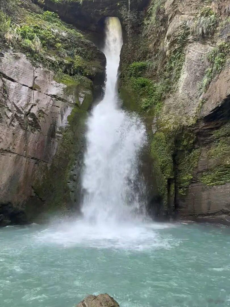 端午避开热门人流，自驾闯入保靖吕洞山原生态秘境。免费指环瀑布藏在幽谷，环形水帘依