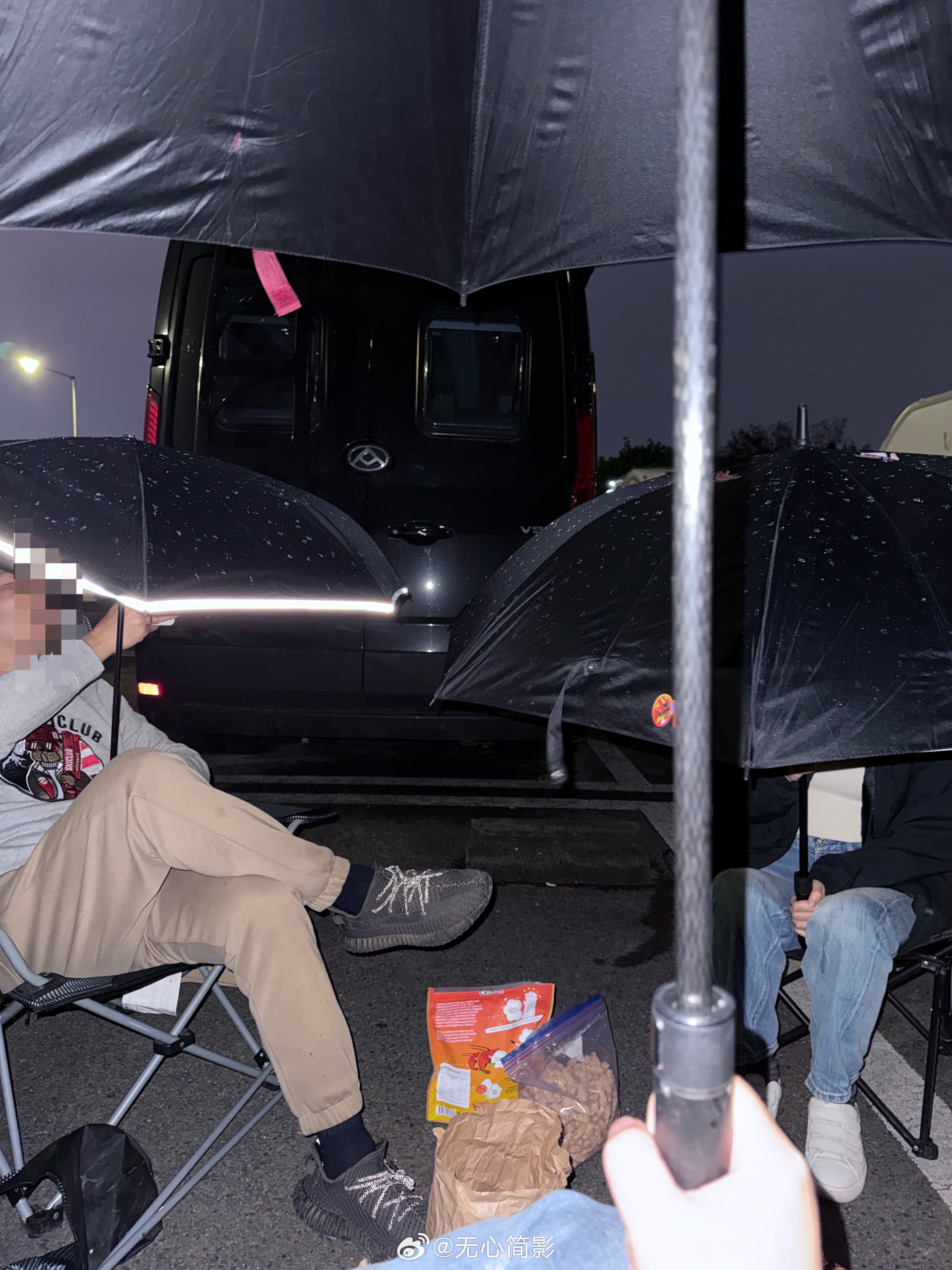 晚上约几个朋友在一个停车场煮茶夜谈，半路下雨，打着伞继续谈，过路的人看神经病一样