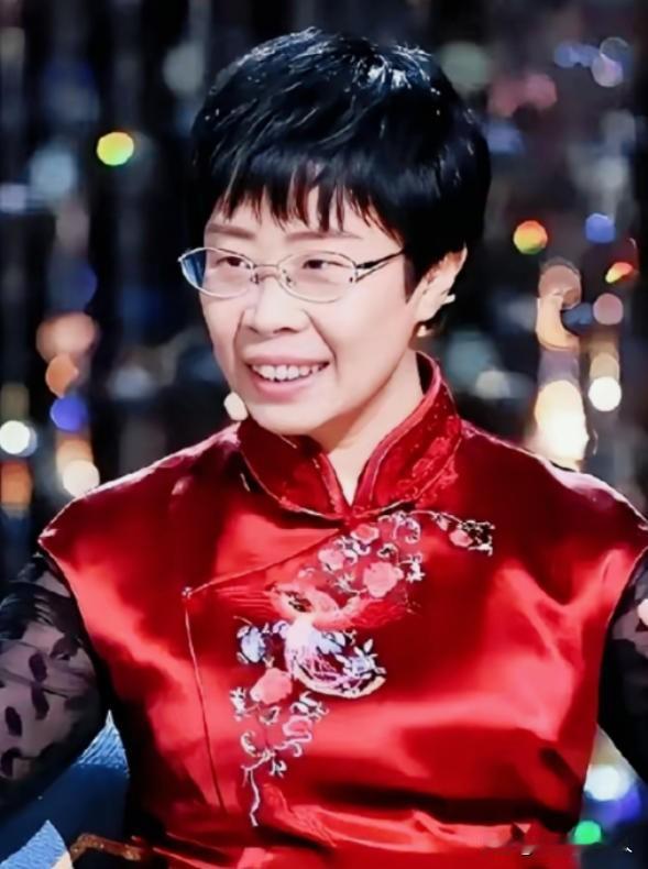 你敢信吗？前阵子还在诗词大会上温温柔柔讲唐诗宋词的蒙曼，就因为聊了几句清朝，直接