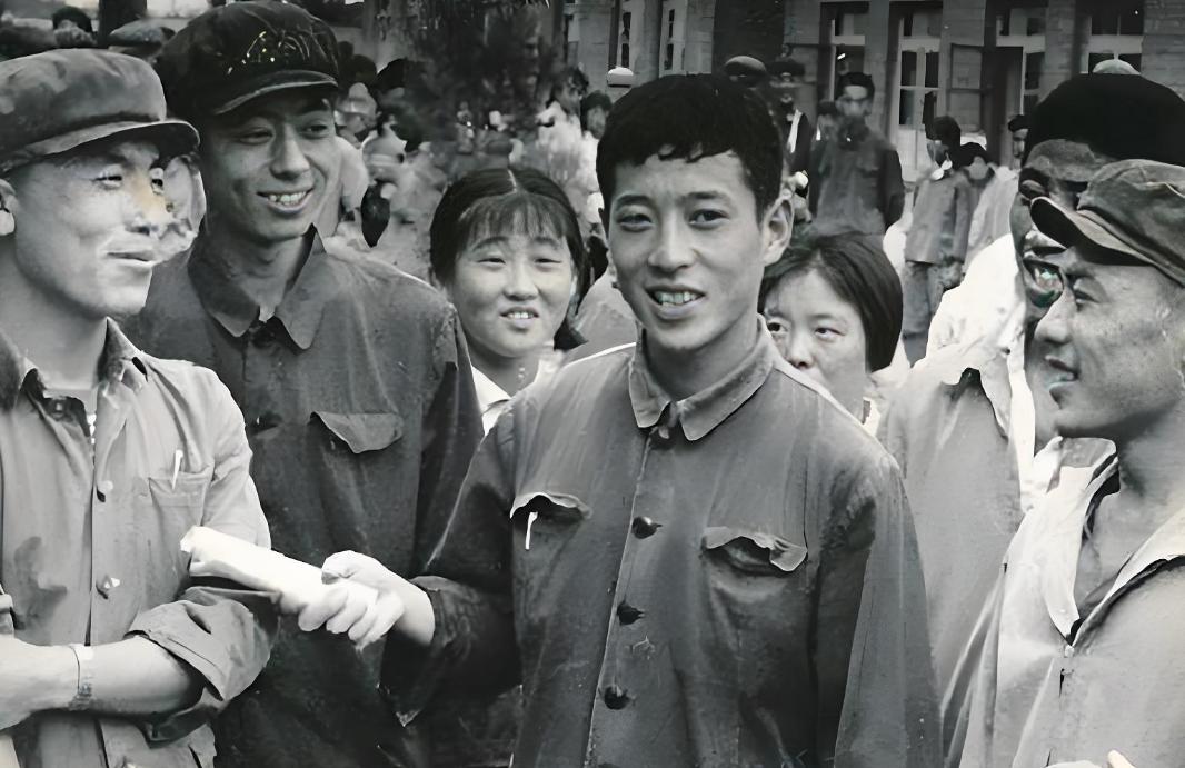他以一种荒诞的方式站上时代潮头，又以另一种沉重的方式为自己的轻狂买单。1991
