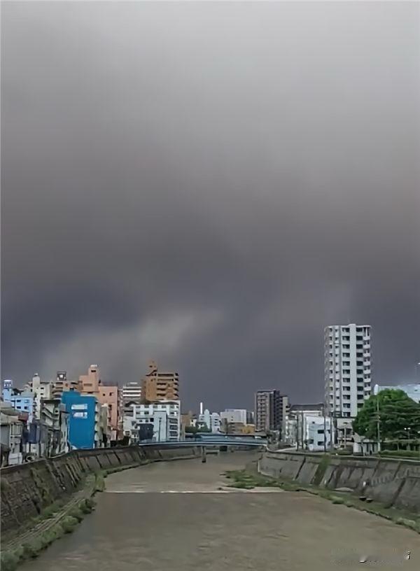 日本又出事了，这次既不是地震，也不是核泄漏，而是​火山喷发。​6月7日上