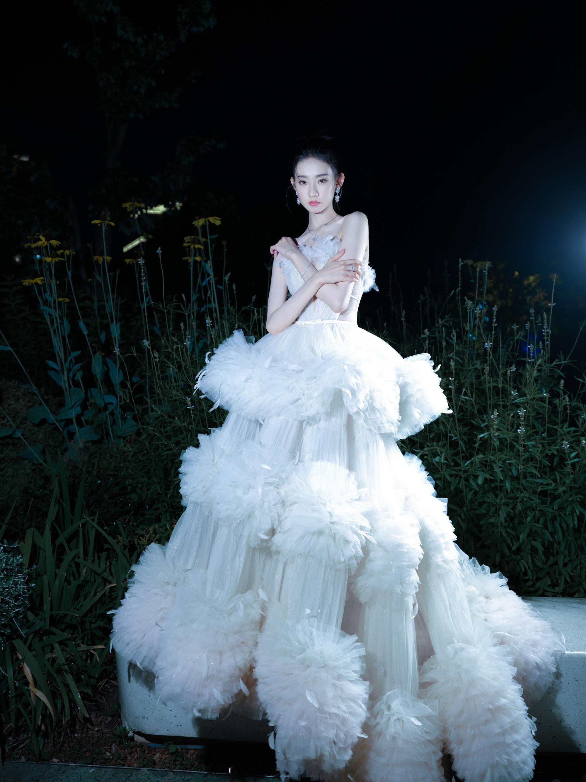 张艺凡露肩白色蓬蓬长裙