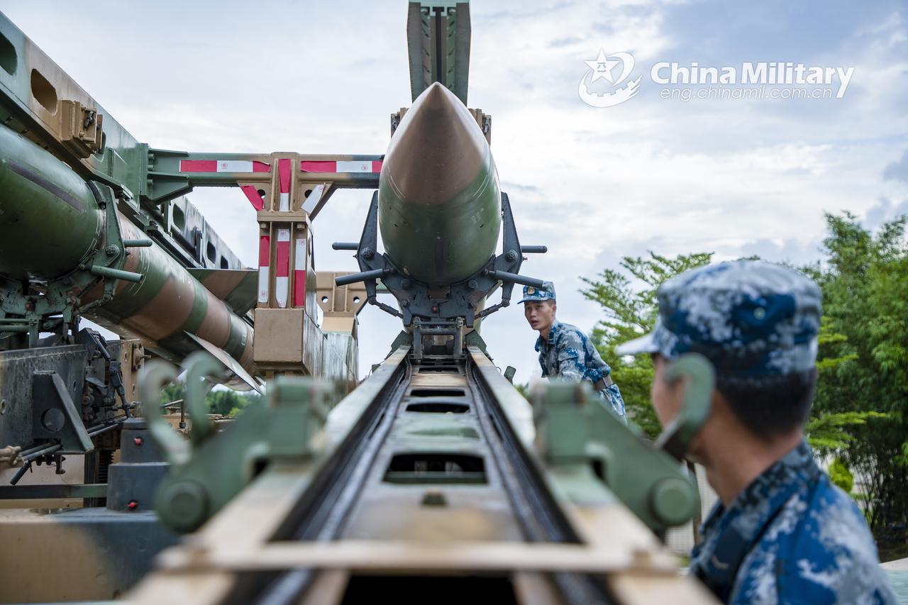 空军的红旗-12A地空导弹营正在进行导弹装填训练，这是2000左右用于替换老旧的