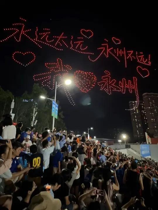 通过湘超，我发现人的两个本性：一是愿意悲伤，二是喜欢熬夜。我是永州球迷，当永