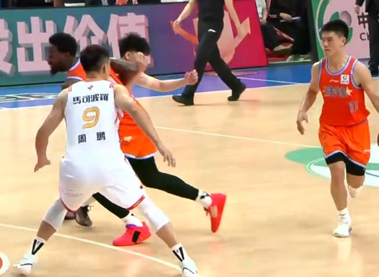 王浩然20+6，老将周鹏13+6，深圳男篮客场有惊无险战胜福建豪取六连胜！北京时