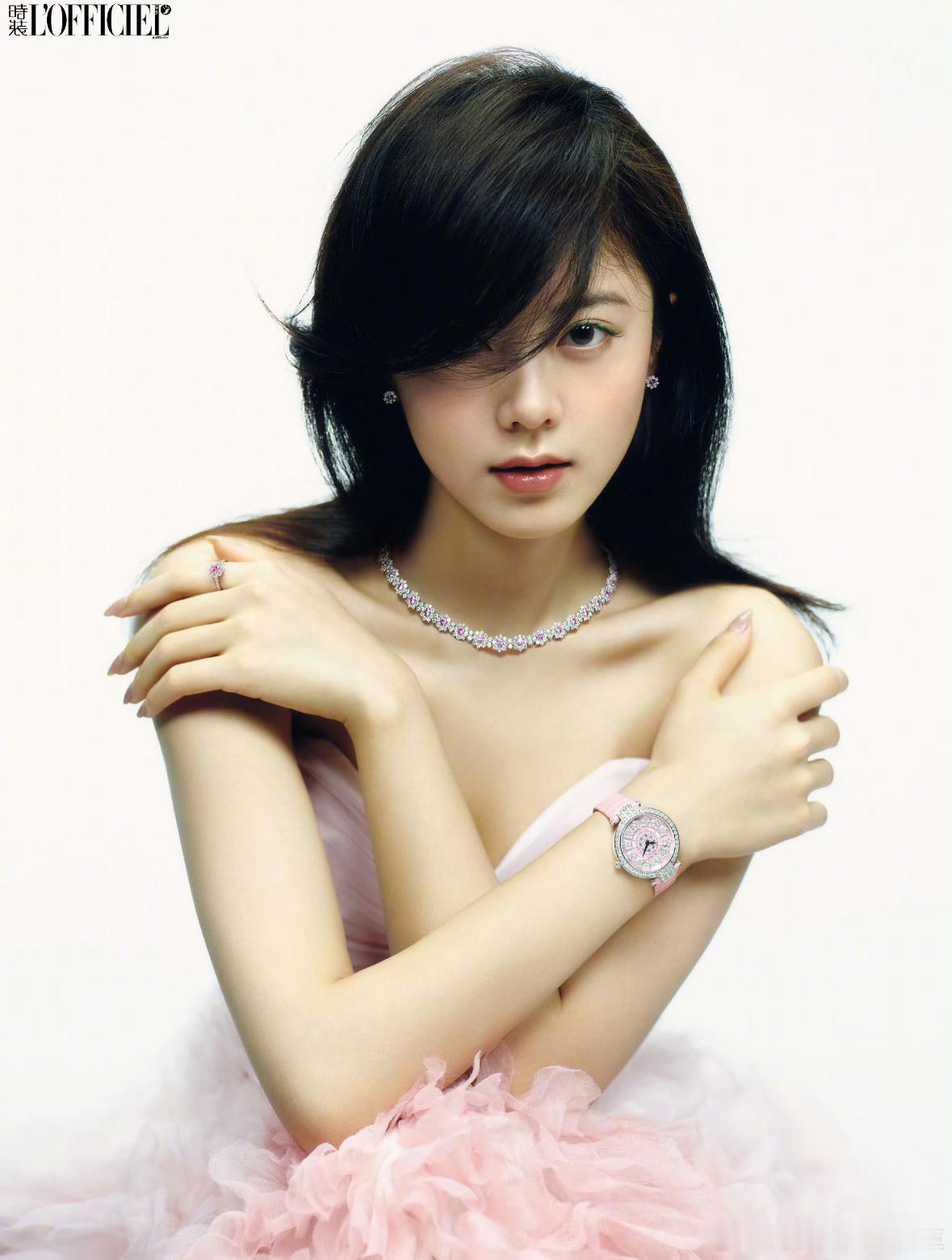 赵今麦V中文版二月刊封面赵今麦时尚表现力这一块，V中文这一版简直是大花即视感赵