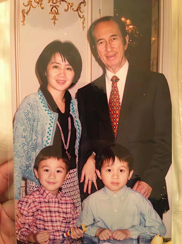 梁安琪和赌王的故事，总有人往“恋父情结”上扯，说她是因为从小没爹，才会依赖比自己