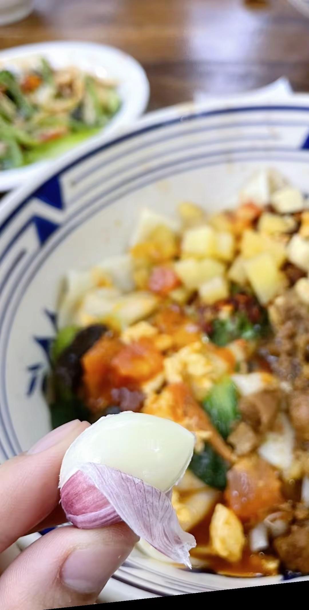 饭店“偷”蒜这事儿，我可不是一个人！每次在饭店吃完饭，我最后爱瞟一眼桌上的蒜碟