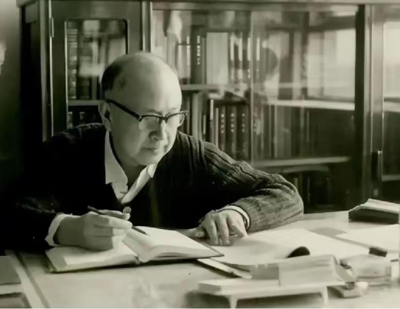 1985年在一次会议上钱学森院士义正辞严反驳那些扣极左路线帽子的人。“两弹一星”