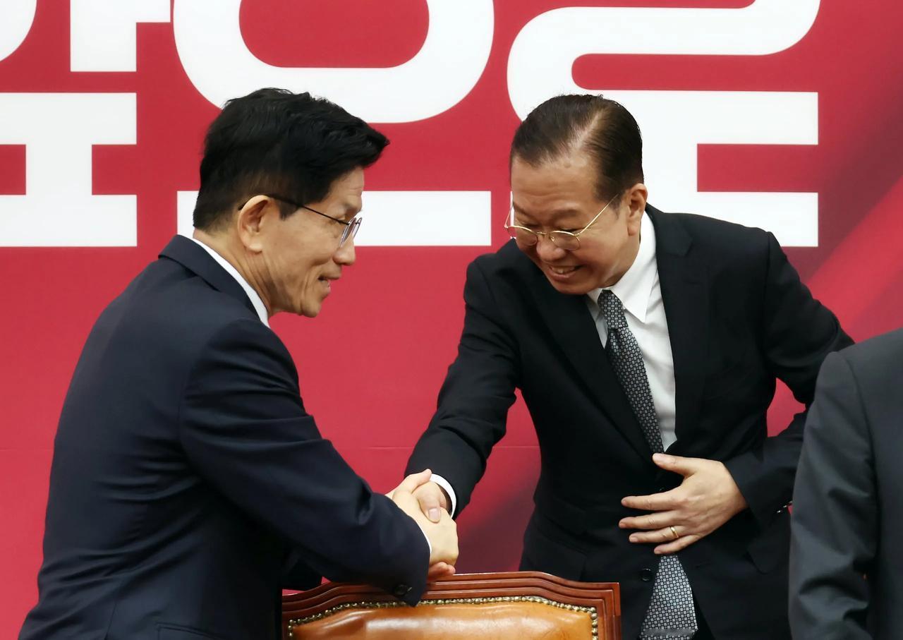 金文洙与权宁世商量单一化，握手微笑似乎一片和谐？双方的眼神在镜头前“说话”了