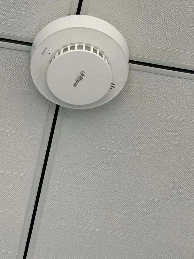 万万没想到！还能这么干！河南商丘一男子投诉：陌生人进店强装烟雾报警器，收费13