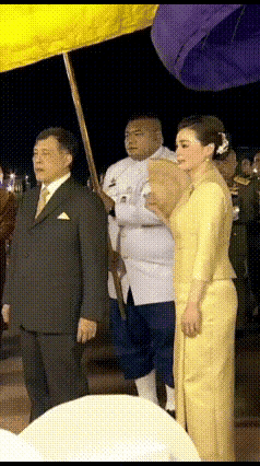 泰王“胖了”，对王后的依赖，那是越来越重了呢？70多岁的泰王，终于出来活动了，