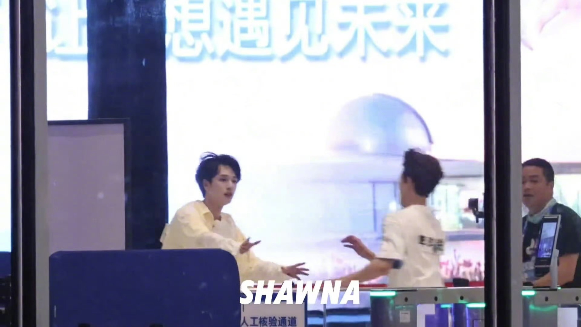 哈哈哈哈哈哈，是可爱的李昀锐没错了～