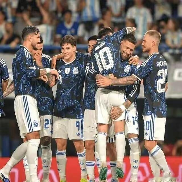 平均年龄29.1岁，阿根廷这套阵容被球迷吐槽“养老院”，可真是这样？38岁的梅西