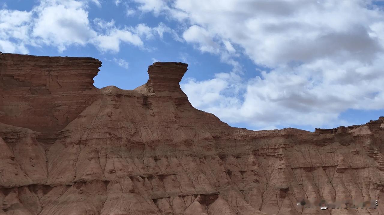 探秘新疆的超小众景点红石林景区。在新疆广袤的大地上，隐藏着一处宛如外星世界
