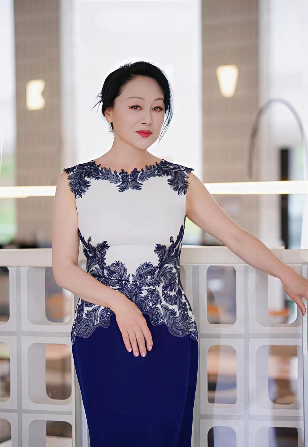 王姬这状态，才是真正的风韵犹存啊！一袭白蓝蕾丝礼服，勾勒出优雅曲线，盘发利