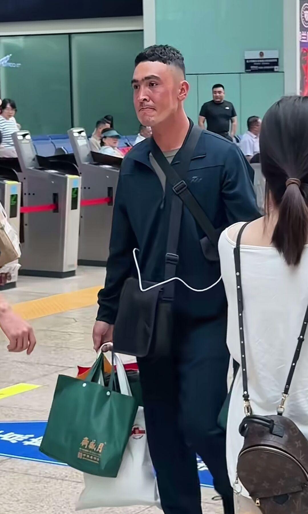 93阅兵的兵哥哥们回家了！整个脸被晒脱皮，实在太不容易了！孩子，辛苦了！在阅