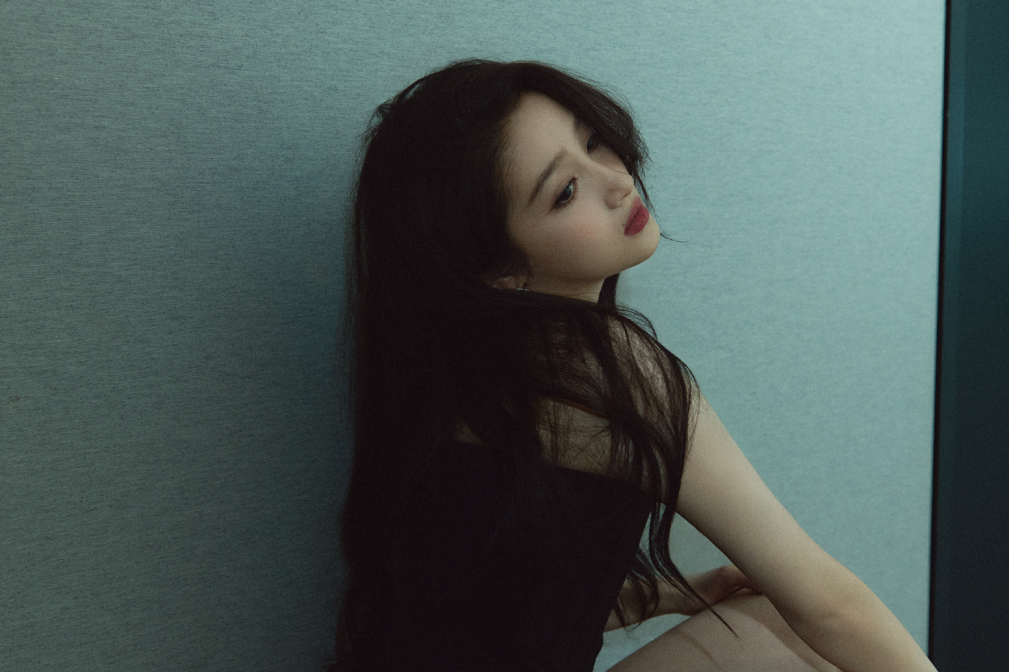 关晓彤，一身黑裙色彩穿搭，这大长腿真吸睛。关晓彤