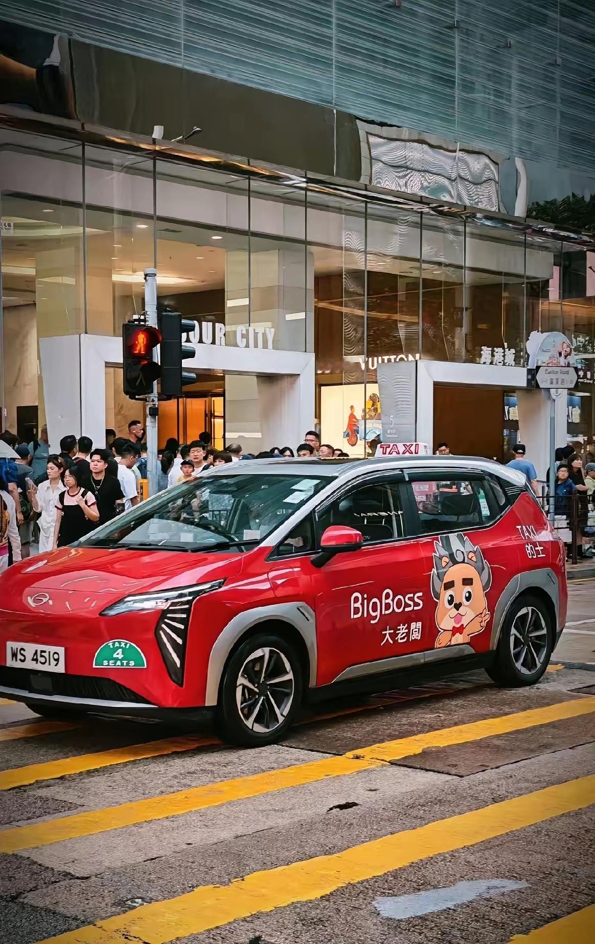香港出租车都陆续换成广汽埃安了。果然还是因人而异，我坐埃安一点不晕车，空间还特别