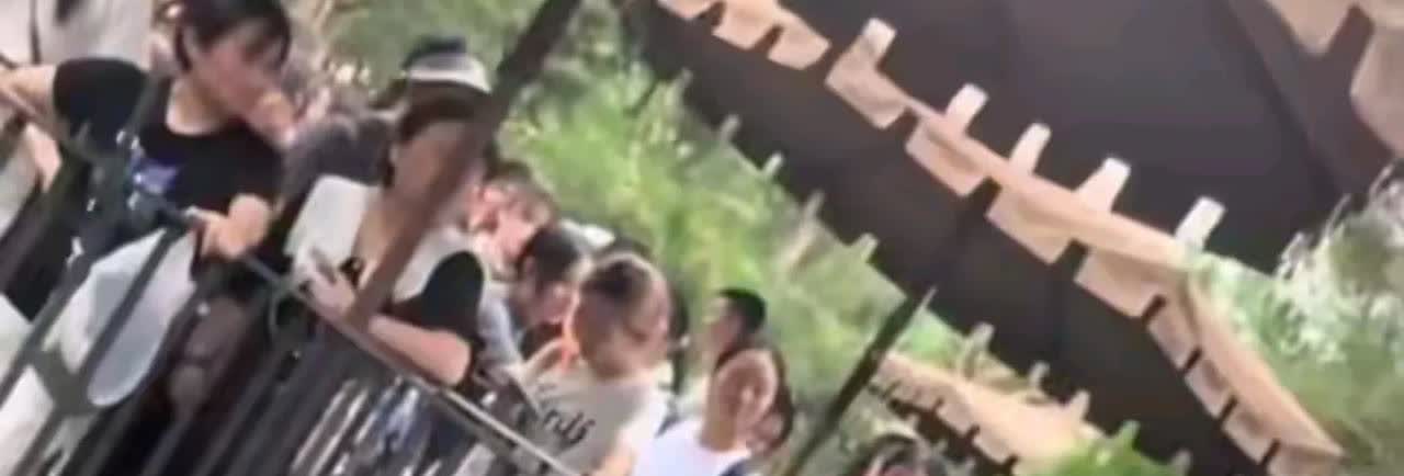 “我以为你是个男的”引争议，极端女权必须惩治。近日在北京的环球影城，有三名女