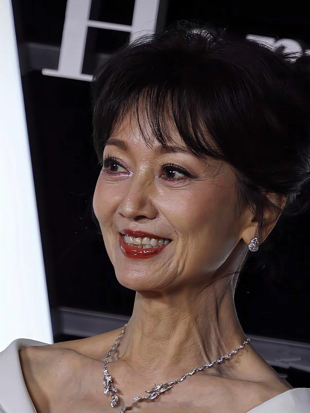 这才是真实的赵雅芝生图，脱离了精修，超绝的状态感，让人羡慕！