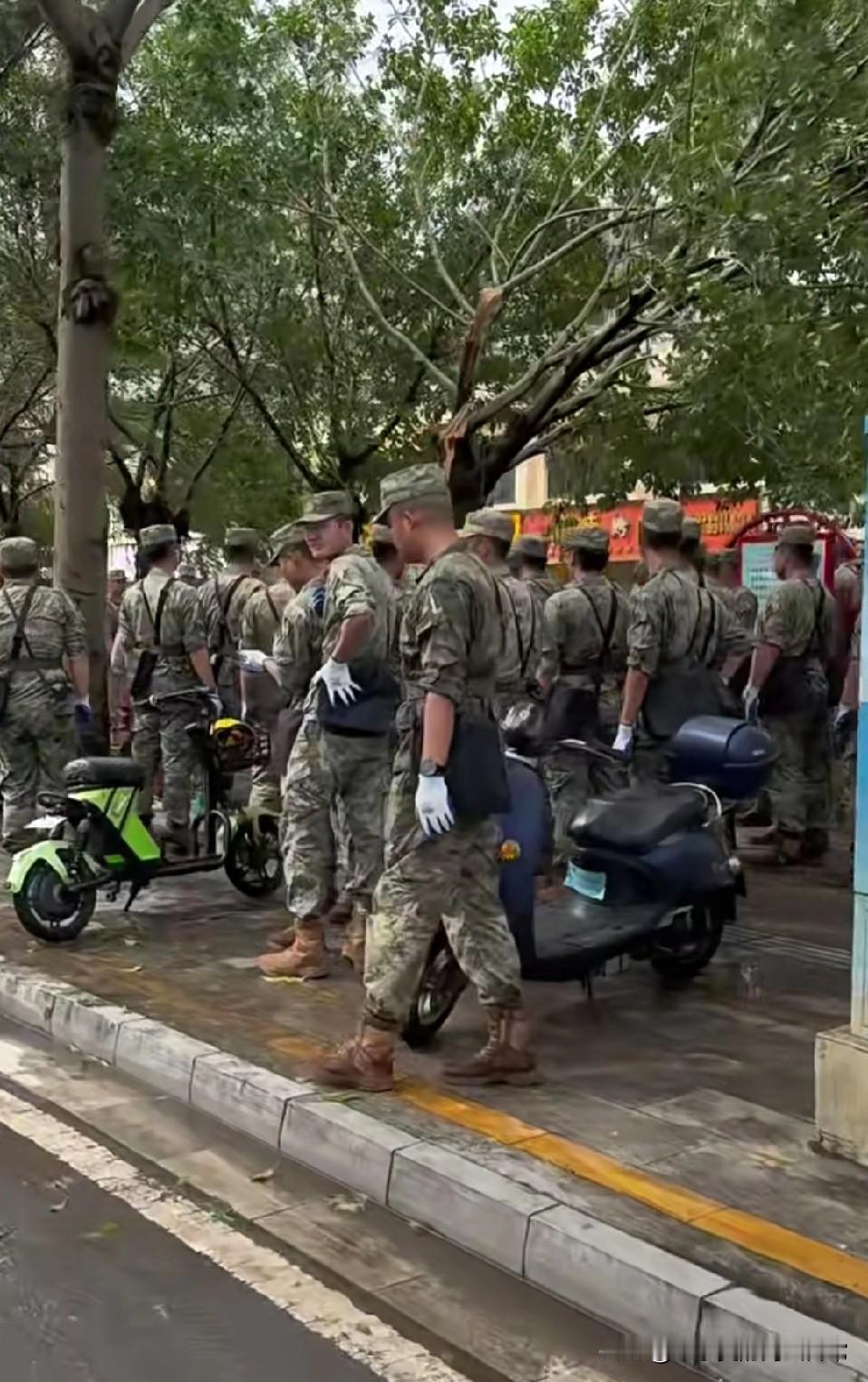 解放军永远是我们最信赖的人！台风过后，城市满目疮痍，是一群身着迷彩的身影逆