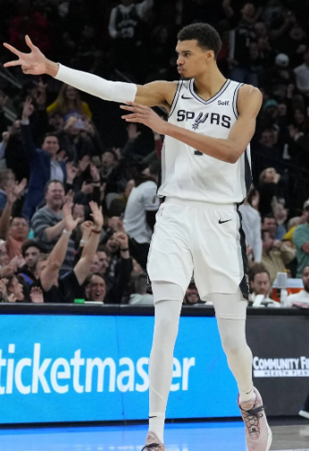 前雄鹿主帅道格-里弗斯在一档播客节目中谈到了文班亚马。里弗斯表示文班亚马是他本