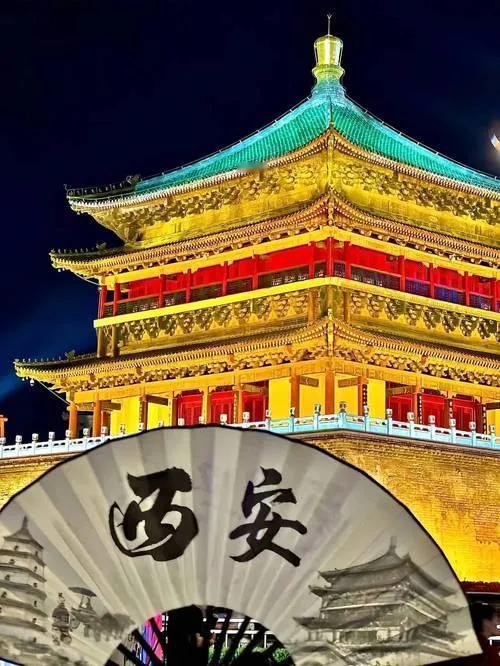 给很多来西安旅游的游客的七日游攻略：第一天：城墙，钟鼓楼，碑林博物馆，晚上回民