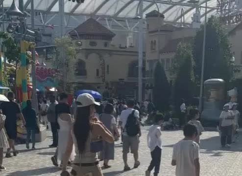 36岁的杨颖又上热搜了，不是因为什么绯闻八卦，也不是因为她还红不红，而是她带着儿