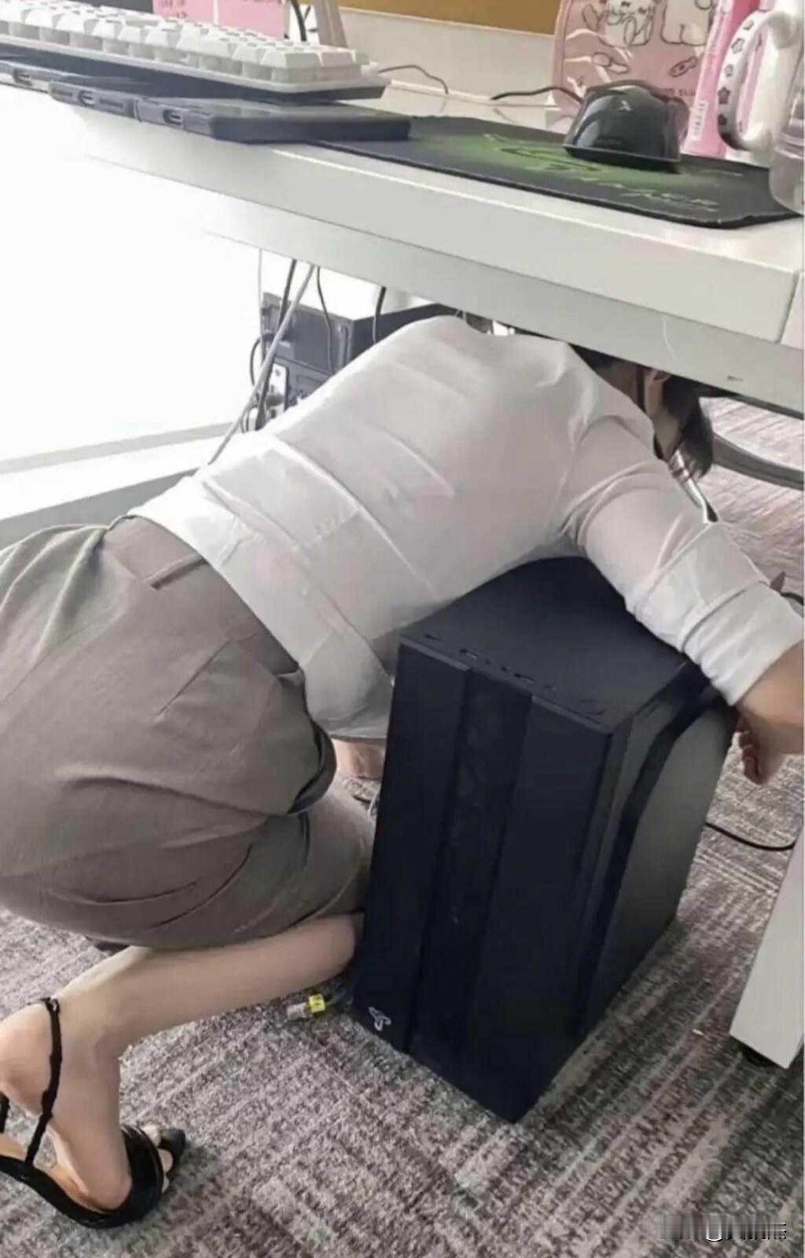 有一个非常能干的女同事，幸福感爆棚！[赞]