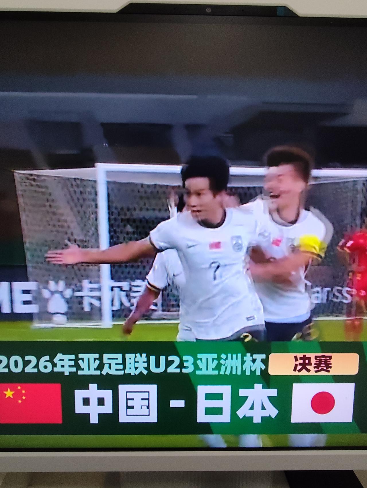 [哭哭]泪流满面今天深夜好多中年男人兴奋的疯了，国足3球大胜越南杀进u23亚洲杯